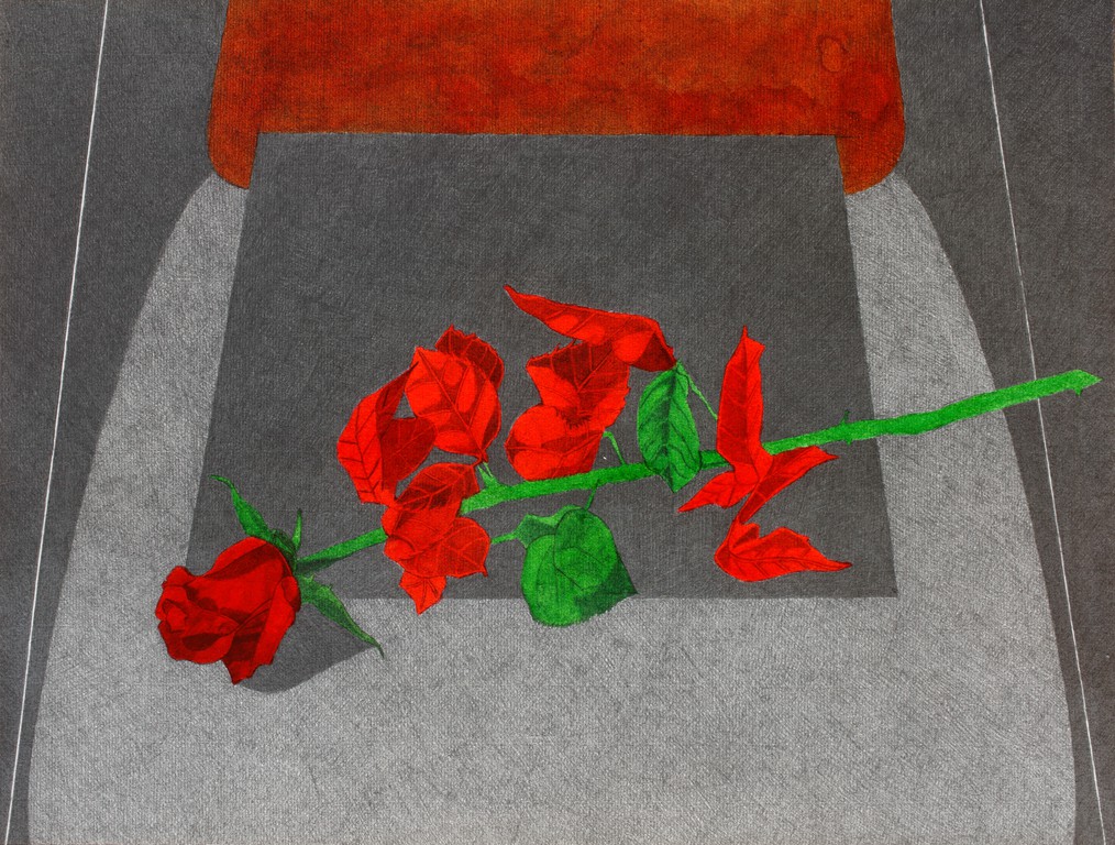 Růže na křesle s červenými listy
