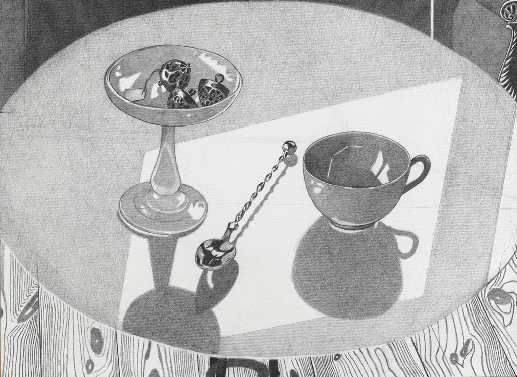 Stříbrná lžička, šálek na čaj a tři gombíky v misce na bílém kulatém stolečku