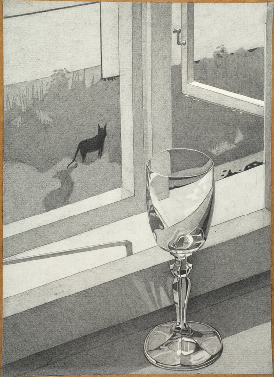 Sklenička na okně a černá kočka